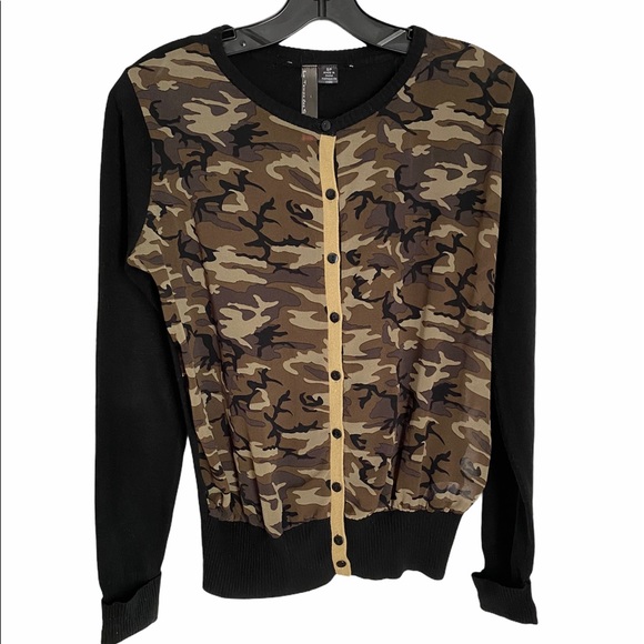 CAMO BUTTON DOWN SWEATER BY LE TEMPS DES CERISES - Picture 1 of 9